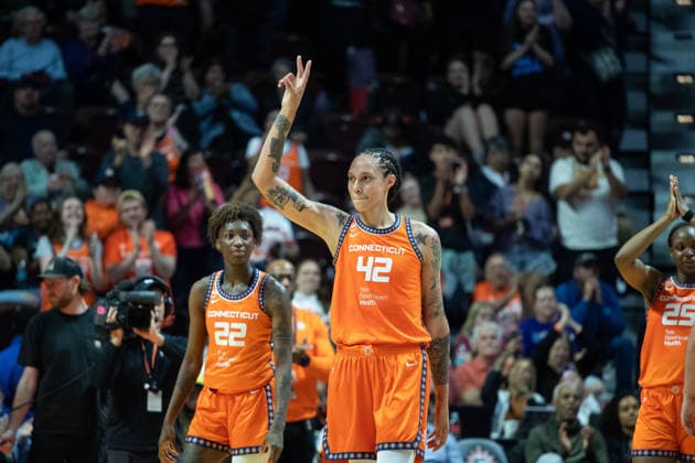 UNCASVILLE, CT - JUNE 22: Brittney Griner 42 of the Connecticut Sun reacts to applause from the crowd as she is announced as the WNBA, Basketball Damen, USA Ä™s all-time career block leader during the WNBA game between the Chicago Sky and the Connecticut Sun on June 22, 2026 at Mohegan Sun Arena in Uncasville, CT. Griner recorded her 878th career block during the game to become the WNBA™s all-time career block leader. (Photo by Erica Denhoff Icon Sportswire) WNBA: JUN 22 Chicago Sky at Connecticut Sun EDITORIAL USE ONLY Icon26062205