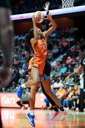 UNCASVILLE, CT - JUNE 22: Olivia Nelson-Ododa 10 of the Connecticut Sun shoots the ball during the WNBA, Basketball Damen, USA game between the Chicago Sky and the Connecticut Sun on June 22, 2026 at Mohegan Sun Arena in Uncasville, CT. (Photo by Erica Denhoff Icon Sportswire) WNBA: JUN 22 Chicago Sky at Connecticut Sun EDITORIAL USE ONLY Icon26062209