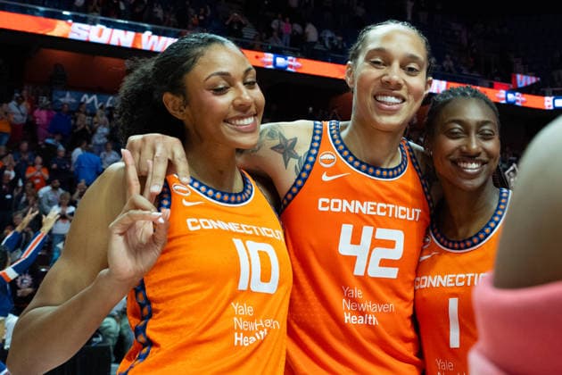 UNCASVILLE, CT - JUNE 22: Olivia Nelson-Ododa 10 of the Connecticut Sun, Brittney Griner 42 of the Connecticut Sun, and Diamond Miller 1 of the Connecticut Sun pose for a photo following the WNBA, Basketball Damen, USA game between the Chicago Sky and the Connecticut Sun on June 22, 2026 at Mohegan Sun Arena in Uncasville, CT. The Sun defeated the Sky 92-63. (Photo by Erica Denhoff Icon Sportswire) WNBA: JUN 22 Chicago Sky at Connecticut Sun EDITORIAL USE ONLY Icon26062212
