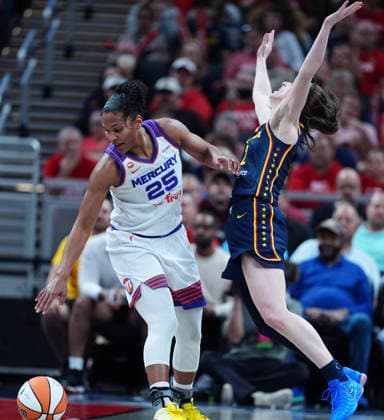 INDIANAPOLIS, IN - JUNE 22: Phoenix Mercury forward Alyssa Thomas (25) is guarded by Indiana Fever guard Caitlin Clark (22) on June 22, 2026, at Gainbridge Fieldhouse in Indianapolis, Indiana. (Photo by Brian Spurlock Icon Sportswire) WNBA, Basketball Damen, USA JUN 22 Phoenix Mercury at Indiana Fever EDITORIAL USE ONLY Icon26062295