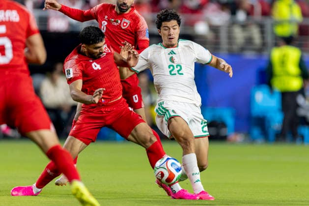 SANTA CLARA, CA - JUNE 22: Ibrahim Maza 22 of Algeria fights for the ball with Husam Abu Dahab 4 of Jordan during the FIFA World Cup, WM, Weltmeisterschaft, Fussball Group J match between Jordan and Algeria on June 22, 2026 at San Francisco Bay Area Stadium in Santa Clara, CA. (Photo by Bob Kupbens Icon Sportswire) SOCCER: JUN 22 FIFA World Cup 26 Group J - Jordan vs Algeria EDITORIAL USE ONLY Icon260622042