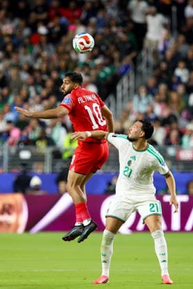 June 22, 2026, Santa Clara, California, USA: Santa Clara, USA - June 22 2026: Mousa Al-Tamari 10 of Jordan and Ramy Bensebaini 21 of Algeria compete for a header during a FIFA World Cup, WM, Weltmeisterschaft, Fussball group match between Jordan and Algeria at San Francisco Bay Area Stadium Santa Clara USA - ZUMAp121 20260622_zsp_p121_052 Copyright: xChrisxPutnamx