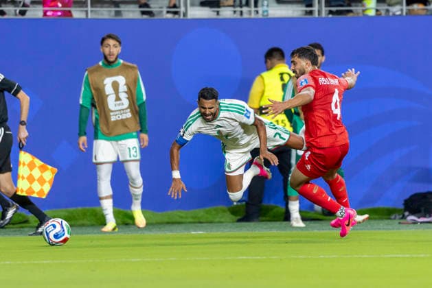 SANTA CLARA, CA - JUNE 22: Riyad Mahrez 7 of Algeria is fouled by Husam Abu Dahab 4 of Jordan during the FIFA World Cup, WM, Weltmeisterschaft, Fussball Group J match between Jordan and Algeria on June 22, 2026 at San Francisco Bay Area Stadium in Santa Clara, CA. (Photo by Bob Kupbens Icon Sportswire) SOCCER: JUN 22 FIFA World Cup 26 Group J - Jordan vs Algeria EDITORIAL USE ONLY Icon260622052