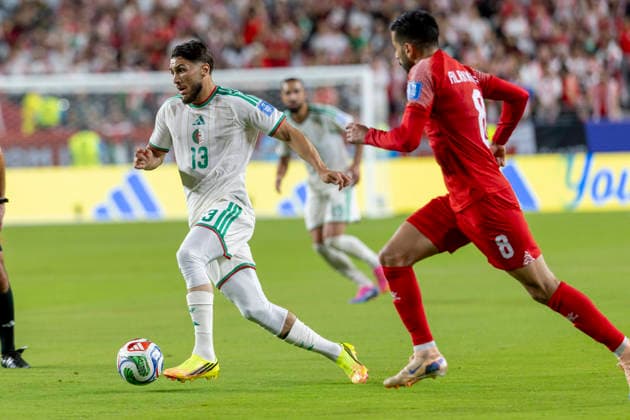 SANTA CLARA, CA - JUNE 22: Jaouen Hadjam 13 of Algeria brings the ball into the box during the FIFA World Cup, WM, Weltmeisterschaft, Fussball Group J match between Jordan and Algeria on June 22, 2026 at San Francisco Bay Area Stadium in Santa Clara, CA. (Photo by Bob Kupbens Icon Sportswire) SOCCER: JUN 22 FIFA World Cup 26 Group J - Jordan vs Algeria EDITORIAL USE ONLY Icon260622065