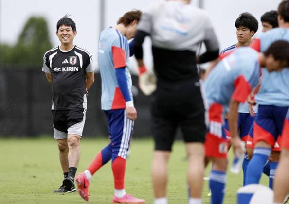 Football: 2026 World Cup Japan head coach Hajime Moriyasu (far L) watches his players train at the team s base camp in the suburbs of Nashville, Tennessee, on June 22, 2026.  A14AA0005619905P