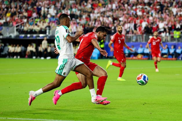 June 22, 2026, Santa Clara, California, USA: Santa Clara, USA - June 22 2026: Rafik Belghali 17 of Algeria and Husam Abu Dahab 4 of Jordan chase the ball during a FIFA World Cup, WM, Weltmeisterschaft, Fussball group match between Jordan and Algeria at San Francisco Bay Area Stadium Santa Clara USA - ZUMAp121 20260622_zsp_p121_088 Copyright: xChrisxPutnamx