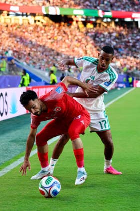 June 22, 2026, Santa Clara, California, USA: Santa Clara, USA - June 22 2026: Mahmoud Al-Mardi 13 of Jordan and Rafik Belghali 17 of Algeria fight for the ball during a FIFA World Cup, WM, Weltmeisterschaft, Fussball group match between Jordan and Algeria at San Francisco Bay Area Stadium Santa Clara USA - ZUMAp121 20260622_zsp_p121_110 Copyright: xChrisxPutnamx