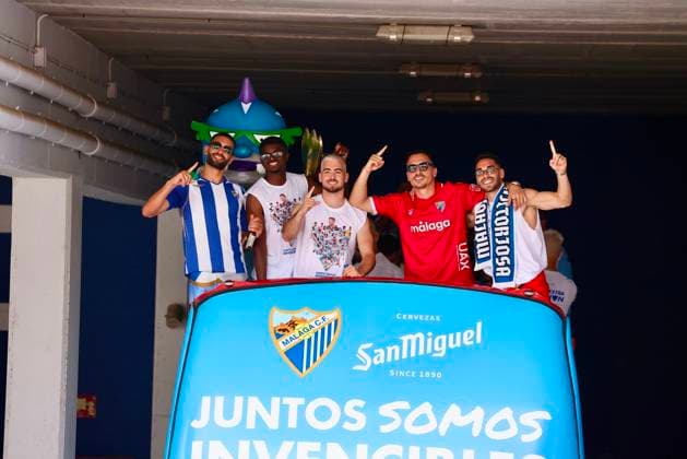 ESP: Malaga CF players celebrate their promotion to LaLiga Malaga CF players celebrate their promotion to LaLiga with fans during the parade through bus the streets of Malaga on June 22, 2026, in Malaga, Andalusia, Spain. Spain Futbol *** ESP Malaga CF players celebrate their promotion to LaLiga Malaga CF players celebrate their promotion to LaLiga with fans during a parade through the streets of Malaga on June 22, 2026, in Malaga, Andalusia, Spain Spain Soccer,detected_source_language Copyright: xAgenciaxLOFx