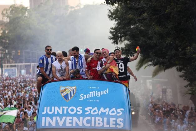 ESP: Malaga CF players celebrate their promotion to LaLiga Malaga CF players celebrate their promotion to LaLiga with fans during the parade through bus the streets of Malaga on June 22, 2026, in Malaga, Andalusia, Spain. Spain Futbol *** ESP Malaga CF players celebrate their promotion to LaLiga Malaga CF players celebrate their promotion to LaLiga with fans during a parade through the streets of Malaga on June 22, 2026, in Malaga, Andalusia, Spain Spain Soccer,detected_source_language Copyright: xAgenciaxLOFx