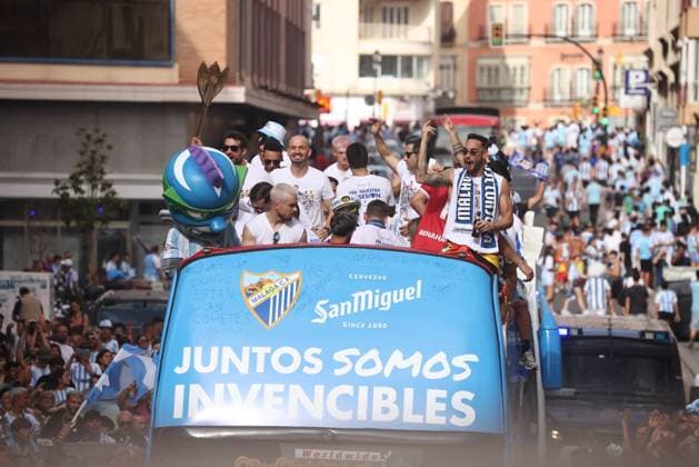 ESP: Malaga CF players celebrate their promotion to LaLiga Malaga CF players celebrate their promotion to LaLiga with fans during the parade through bus the streets of Malaga on June 22, 2026, in Malaga, Andalusia, Spain. Spain Futbol *** ESP Malaga CF players celebrate their promotion to LaLiga Malaga CF players celebrate their promotion to LaLiga with fans during a parade through the streets of Malaga on June 22, 2026, in Malaga, Andalusia, Spain Spain Soccer,detected_source_language Copyright: xAgenciaxLOFx
