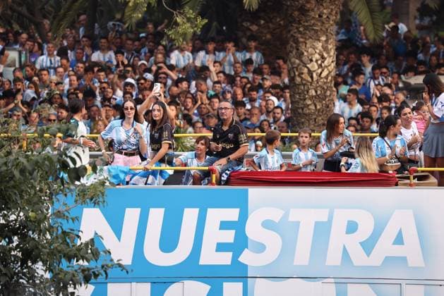 ESP: Malaga CF players celebrate their promotion to LaLiga Malaga CF players celebrate their promotion to LaLiga with fans during the parade through bus the streets of Malaga on June 22, 2026, in Malaga, Andalusia, Spain. Spain Futbol *** ESP Malaga CF players celebrate their promotion to LaLiga Malaga CF players celebrate their promotion to LaLiga with fans during a parade through the streets of Malaga on June 22, 2026, in Malaga, Andalusia, Spain Spain Soccer,detected_source_language Copyright: xAgenciaxLOFx