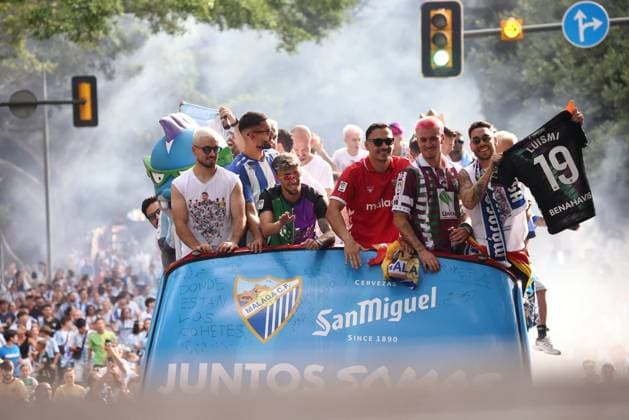 ESP: Malaga CF players celebrate their promotion to LaLiga Malaga CF players celebrate their promotion to LaLiga with fans during the parade through bus the streets of Malaga on June 22, 2026, in Malaga, Andalusia, Spain. Spain Futbol *** ESP Malaga CF players celebrate their promotion to LaLiga Malaga CF players celebrate their promotion to LaLiga with fans during a parade through the streets of Malaga on June 22, 2026, in Malaga, Andalusia, Spain Spain Soccer,detected_source_language Copyright: xAgenciaxLOFx