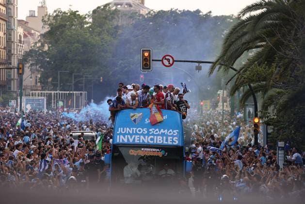 ESP: Malaga CF players celebrate their promotion to LaLiga Malaga CF players celebrate their promotion to LaLiga with fans during the parade through bus the streets of Malaga on June 22, 2026, in Malaga, Andalusia, Spain. Spain Futbol *** ESP Malaga CF players celebrate their promotion to LaLiga Malaga CF players celebrate their promotion to LaLiga with fans during a parade through the streets of Malaga on June 22, 2026, in Malaga, Andalusia, Spain Spain Soccer,detected_source_language Copyright: xAgenciaxLOFx