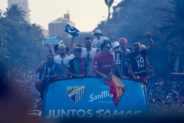 ESP: Malaga CF players celebrate their promotion to LaLiga Malaga CF players celebrate their promotion to LaLiga with fans during the parade through bus the streets of Malaga on June 22, 2026, in Malaga, Andalusia, Spain. Spain Futbol *** ESP Malaga CF players celebrate their promotion to LaLiga Malaga CF players celebrate their promotion to LaLiga with fans during a parade through the streets of Malaga on June 22, 2026, in Malaga, Andalusia, Spain Spain Soccer,detected_source_language Copyright: xAgenciaxLOFx