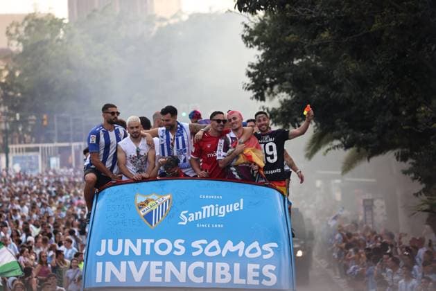 ESP: Malaga CF players celebrate their promotion to LaLiga Malaga CF players celebrate their promotion to LaLiga with fans during the parade through bus the streets of Malaga on June 22, 2026, in Malaga, Andalusia, Spain. Spain Futbol *** ESP Malaga CF players celebrate their promotion to LaLiga Malaga CF players celebrate their promotion to LaLiga with fans during a parade through the streets of Malaga on June 22, 2026, in Malaga, Andalusia, Spain Spain Soccer,detected_source_language Copyright: xAgenciaxLOFx