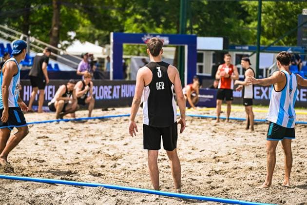LIEBECK Lennart ( 3; Deutschland Beachhandball Nationalmannschaft) steht mit dem Rücken zur Kamera auf dem Sandfeld am Jarun See in Zagreb. Zwei Gegenspieler in hellblau-weißen Trikots sind im Bild sichtbar. IHF Beach Handball World Championship, WM, Weltmeisterschaft 2026, 23.06.2026, Zagreb, Jarun See *** LIEBECK Lennart 3 Copyright: xspeedshotx xDorianfrickx