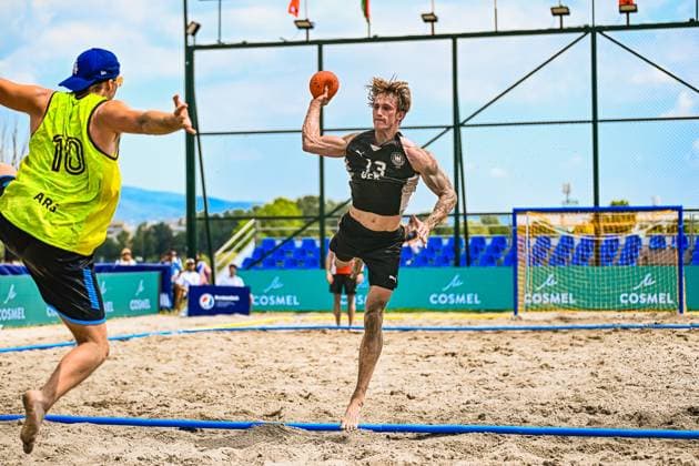 Severin Henrich ( 13; Deutschland Beachhandball Nationalmannschaft) springt mit dem Ball in der Wurfhand und zielt aufs Tor, während ein argentinischer Gegenspieler ( 10) versucht, den Wurf zu blocken. Die Szene findet auf dem Sandplatz am Jarun See in Zagreb statt. IHF Beach Handball World Championship, WM, Weltmeisterschaft 2026, 23.06.2026, Zagreb, Jarun See *** Severin Henrich, 13, of the German national beach handball team, jumps with the ball in his shooting hand and aims for the goal, while an Argentine opponent (No. 10) tries to block the shot. The scene takes place on the sand court at Lake Jarun in Zagreb. 2026 IHF Beach Handball World Championship, June 23, 2026, Zagreb, Lake Jarun,detected_source_language Copyright: xspeedshotx xDorianfrickx