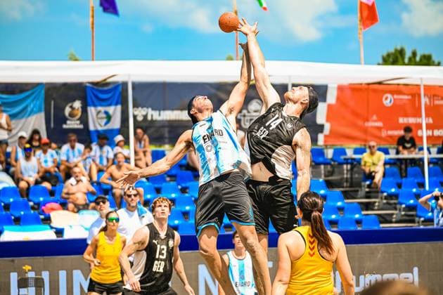 PRAHST Hendrik ( 14; Deutschland Beachhandball Nationalmannschaft) und ein argentinischer Spieler springen gleichzeitig hoch und kämpfen um den Ball beim Beachhandball-Turnier am Jarun See in Zagreb. Im Hintergrund ist HENRICH Severin ( 13; Deutschland) zu sehen, der die Szene beobachtet. IHF Beach Handball World Championship, WM, Weltmeisterschaft 2026, 23.06.2026, Zagreb, Jarun See *** PRAHST Hendrik, 14, of the German national beach handball team, and an Argentine player jump at the same time and fight for the ball during the beach handball tournament at Lake Jarun in Zagreb. In the background is HENRICH Severin, 13, of Germany, who is watching the scene. IHF Beach Handball World Championship 2026, June 23, 2026, Zagreb, Lake Jarun,detected_source_language Copyright: xspeedshotx xDorianfrickx