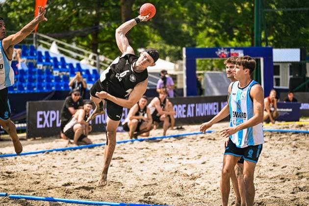 Bei der IHF Beach Handball World Championship, WM, Weltmeisterschaft 2026 am Jarun See in Zagreb zeigt Lars Zelser ( 6, Deutschland) einen akrobatischen Drehwurf. Der deutsche Nationalspieler im schwarzen Trikot führt einen kraftvollen Wurf aus der Luft aus, während ein USA-Gegenspieler in Blau die Aktion aus unmittelbarer Nähe verfolgt. IHF Beach Handball World Championship 2026, 23.06.2026, Zagreb, Jarun See *** At the 2026 IHF Beach Handball World Championship at Lake Jarun in Zagreb, Lars Zelser 6, Germany, performs an acrobatic spin shot. The German national team player in the black jersey executes a powerful shot while in mid-air, as a U.S. opponent in blue watches the action from close range. 2026 IHF Beach Handball World Championship, June 23, 2026, Zagreb, Lake Jarun,detected_source_language Copyright: xspeedshotx xDorianfrickx
