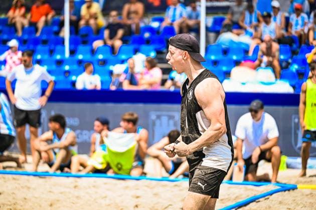 Lars Zelser ( 6, Deutschland Beachhandball Nationalmannschaft) jubelt nach einem erfolgreichen Spielzug beim IHF Beach Handball World Championship, WM, Weltmeisterschaft 2026 am 23. Juni 2026 am Jarun See in Zagreb. Der deutsche Spieler im schwarzen Trikot ballt die Faust und zeigt seine Emotionen auf dem Sandplatz, während Zuschauer auf blauen Tribünen das Spiel verfolgen. IHF Beach Handball World Championship 2026, 23.06.2026, Zagreb, Jarun See *** Lars Zelser 6, The German national beach handball team celebrates after a successful play at the 2026 IHF Beach Handball World Championship on June 23, 2026, at Lake Jarun in Zagreb. The German player in the black jersey pumps his fist and shows his emotions on the sand court, while spectators in the blue stands watch the game. 2026 IHF Beach Handball World Championship, June 23, 2026, Zagreb, Lake Jarun,detected_source_language Copyright: xspeedshotx xDorianfrickx