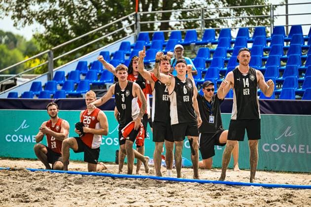 Mehrere Spieler der deutschen Beachhandball-Nationalmannschaft feiern ausgelassen einen Treffer am Jarun See in Zagreb. LIEBECK Lennart ( 3; GER), ZELSER Lars ( 6; GER) und Hendrik PRAHST ( 14; GER) stehen im Vordergrund und recken die Fäuste, während EBERT Moritz ( 26; GER) kniend applaudiert. IHF Beach Handball World Championship, WM, Weltmeisterschaft 2026, 23.06.2026, Zagreb, Jarun See *** Several players on the German national beach handball team celebrate a goal exuberantly at Lake Jarun in Zagreb Copyright: xspeedshotx xDorianfrickx