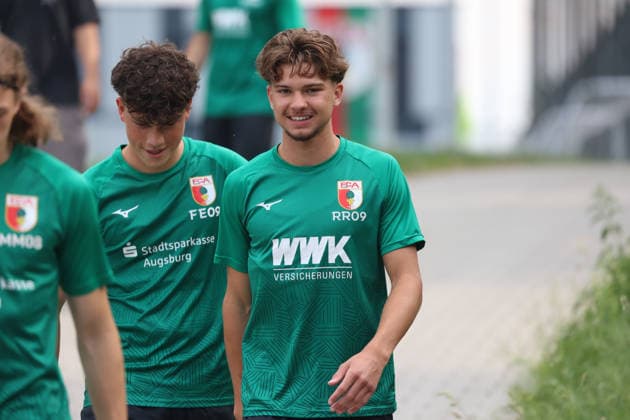 22.06.2026, GER, Fussball, Herren, FC Augsburg, FC Augsburg U19, FCA-U19, Training, Trainingsauftakt, Saisonvorbereitung FCA-U19-Spieler Rafael Rudi lacht auf dem Weg zum Trainingsplatz. *** June 22, 2026, GER, Soccer, Mens, FC Augsburg, FC Augsburg U19, FCA U19, Practice, First Practice of the Season, Preseason FCA U19 player Rafael Rudi laughs on his way to the practice field,detected_source_language