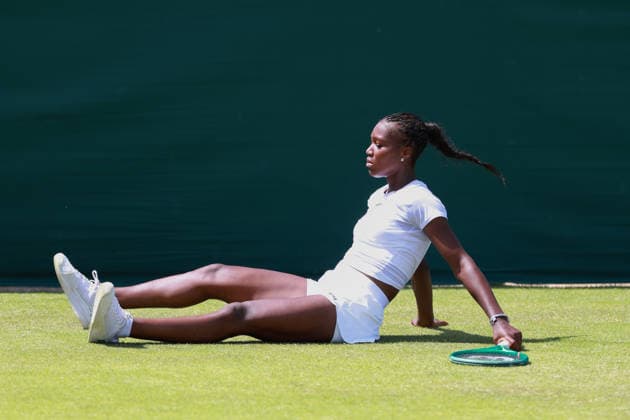 Noma Noha Akugue (GER) rutscht aus und stuerzt zu Boden, Sturz,, Qualifikation, Wimbledon, Damen Einzel, Ladies Singles Tennis - Wimbledon 2026 - Grand Slam ITF ATP, Tennis Herren WTA, Tennis Damen - AELTC - London - - Great Britain - 23 June 2026. *** Noma Noha Akugue (GER) slips and falls to the ground, fall, qualifying, Wimbledon, Womens Singles, Ladies Singles Tennis Wimbledon 2026 Grand Slam ITF ATP WTA AELTC London, Great Britain, June 23, 2026,detected_source_language Copyright: xJuergenxHasenkopfx