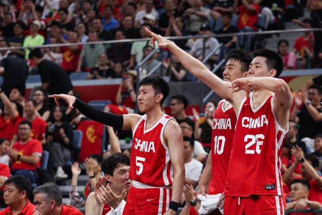HANGZHOU, CHINA - JUNE 23: Zhu Junlong 26, Liao Sanning 5 and Wang Junjie 10 of Team China celebrate on the bench during a training session ahead of the 2026 men s basketball warm-up match between China and the Netherlands on June 23, 2026 in Hangzhou, Zhejiang Province of China.  Copyright: xVCGx 111649959881