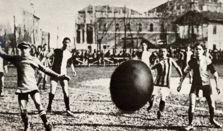 RECORD DATE NOT STATED The football players during the match Inter-Doria, Milan, Italy 1915 