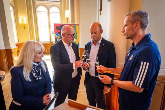 Basketball Berlin 23.06.2026 Saison 2025 2026 EasyCredit BBL 1. Bundesliga Alba Berlin ist Deutscher Meister 2026 Empfang beim Regierenden Bürgermeister von Berlin Kai Wegner im Roten Rathaus und Eintrag in das Goldene Buch der Stadt Berlin Innensenatorin Spranger Kai Wegner Marco Baldi Axel Schweitzer *** Basketball Berlin June 23, 2026 2025–2026 Season EasyCredit BBL 1 Bundesliga Alba Berlin is the 2026 German Champion Reception hosted by Kai Wegner, Governing Mayor of Berlin, at the Rotes Rathaus and entry into the Golden Book of the City of Berlin Senator of the Interior Spranger Kai Wegner, Marco Baldi, Axel Schweitzer,detected_source_language