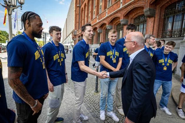 Basketball Berlin 23.06.2026 Saison 2025 2026 EasyCredit BBL 1. Bundesliga Alba Berlin ist Deutscher Meister 2026 Empfang beim Regierenden Bürgermeister von Berlin Kai Wegner im Roten Rathaus und Eintrag in das Goldene Buch der Stadt Berlin Kai Wegner begrüßt das team Justin Bean (Alba Berlin, No.34) *** Basketball Berlin, June 23, 2026; 2025–2026 Season; EasyCredit BBL 1 Bundesliga; Alba Berlin is the 2026 German Champion; Reception hosted by Berlin’s Governing Mayor Kai Wegner at the Rotes Rathaus and entry into the Golden Book of the City of Berlin; Kai Wegner welcomes the team