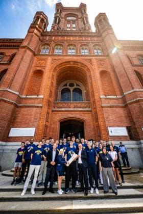 Basketball Berlin 23.06.2026 Saison 2025 2026 EasyCredit BBL 1. Bundesliga Alba Berlin ist Deutscher Meister 2026 Empfang beim Regierenden Bürgermeister von Berlin Kai Wegner im Roten Rathaus und Eintrag in das Goldene Buch der Stadt Berlin Alba Berlin vor dem Roten Rathhaus *** Basketball Berlin June 23, 2026 2025–2026 Season EasyCredit BBL 1 Bundesliga Alba Berlin is the 2026 German Champion Reception hosted by Kai Wegner, Governing Mayor of Berlin, at the Red City Hall and entry into the Golden Book of the City of Berlin Alba Berlin in front of the RRed City Hall,detected_source_language