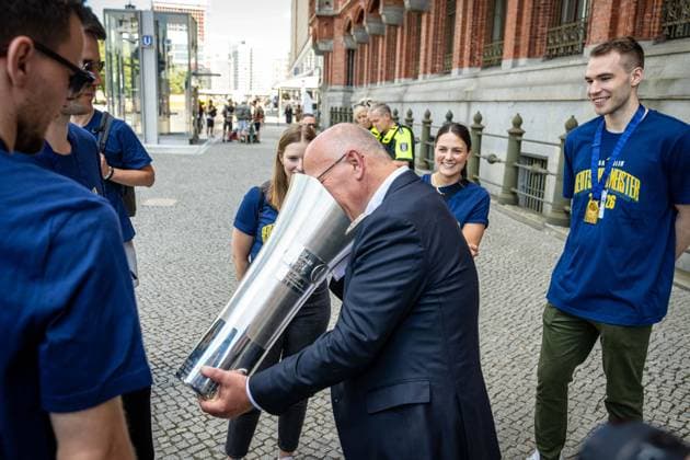 Basketball Berlin 23.06.2026 Saison 2025 2026 EasyCredit BBL 1. Bundesliga Alba Berlin ist Deutscher Meister 2026 Empfang beim Regierenden Bürgermeister von Berlin Kai Wegner im Roten Rathaus und Eintrag in das Goldene Buch der Stadt Berlin Kai Wegner begrüßt das Team und sieht sich den Pokal an *** Basketball Berlin, June 23, 2026; 2025–2026 Season; EasyCredit BBL 1 Bundesliga; Alba Berlin is the 2026 German Champion; Reception hosted by Kai Wegner, Governing Mayor of Berlin, at the Rotes Rathaus; and entry into the Golden Book of the City of Berlin; Kai Wegner welcomes the team and takes a look at the trophy,detected_source_language