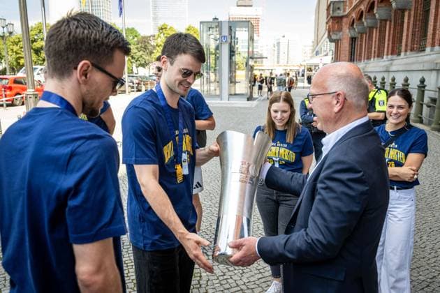 Basketball Berlin 23.06.2026 Saison 2025 2026 EasyCredit BBL 1. Bundesliga Alba Berlin ist Deutscher Meister 2026 Empfang beim Regierenden Bürgermeister von Berlin Kai Wegner im Roten Rathaus und Eintrag in das Goldene Buch der Stadt Berlin Kai Wegner begrüßt das Team und sieht sich den Pokal an Jonas Mattisseck (Alba Berlin, No.09) Martin Hermannsson (Alba Berlin, No.15) li. *** Basketball Berlin, June 23, 2026; 2025–2026 Season; EasyCredit BBL 1 Bundesliga; Alba Berlin is the 2026 German Champion; Reception hosted by Kai Wegner, Governing Mayor of Berlin, at the Rotes Rathaus; and entry into the Golden Book of the City of Berlin; Kai Wegner welcomes the team and takes a look at the trophy Jonas Mattisseck, Alba Berlin, No. 09; Martin Hermannsson, Alba Berlin, No. 15 (left),detected_source_language