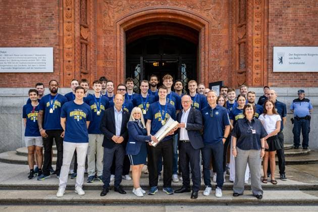 Basketball Berlin 23.06.2026 Saison 2025 2026 EasyCredit BBL 1. Bundesliga Alba Berlin ist Deutscher Meister 2026 Empfang beim Regierenden Bürgermeister von Berlin Kai Wegner im Roten Rathaus und Eintrag in das Goldene Buch der Stadt Berlin Alba Berlin vor dem Roten Rathhaus *** Basketball Berlin June 23, 2026 2025–2026 Season EasyCredit BBL 1 Bundesliga Alba Berlin is the 2026 German Champion Reception hosted by Berlin’s Governing Mayor Kai Wegner at the Red City Hall and entry into the Golden Book of the City of Berlin Alba Berlin in front of the RRed City Hall,detected_source_language