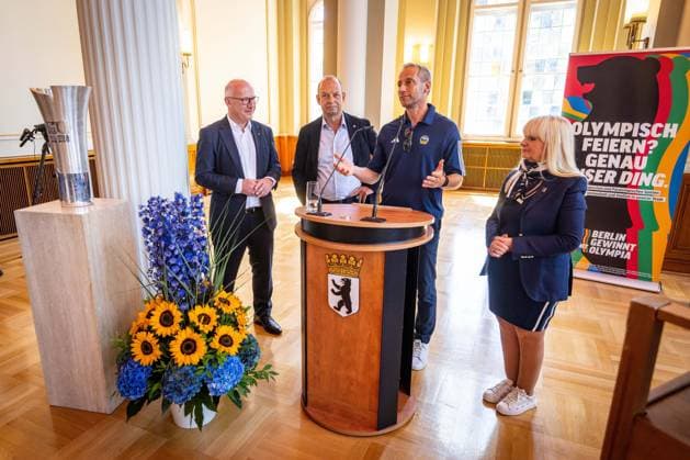 Basketball Berlin 23.06.2026 Saison 2025 2026 EasyCredit BBL 1. Bundesliga Alba Berlin ist Deutscher Meister 2026 Empfang beim Regierenden Bürgermeister von Berlin Kai Wegner im Roten Rathaus und Eintrag in das Goldene Buch der Stadt Berlin Axel Schweitzer *** Basketball Berlin, June 23, 2026; 2025–2026 Season; EasyCredit BBL 1 Bundesliga; Alba Berlin is the 2026 German Champion; Reception hosted by Kai Wegner, Governing Mayor of Berlin, at the Rotes Rathaus; and entry in the Golden Book of the City of Berlin by Axel Schweitzer,detected_source_language