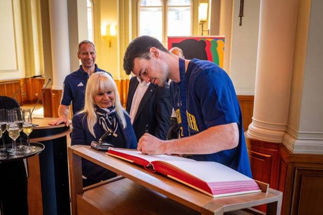 Basketball Berlin 23.06.2026 Saison 2025 2026 EasyCredit BBL 1. Bundesliga Alba Berlin ist Deutscher Meister 2026 Empfang beim Regierenden Bürgermeister von Berlin Kai Wegner im Roten Rathaus und Eintrag in das Goldene Buch der Stadt Berlin Jonas Mattisseck (Alba Berlin, No.09) *** Basketball Berlin June 23, 2026 2025–2026 Season EasyCredit BBL 1 Bundesliga Alba Berlin is the 2026 German Champion Reception hosted by Berlin’s Governing Mayor Kai Wegner at the Rotes Rathaus and entry into the Golden Book of the City of Berlin Jonas Mattisseck Alba Berlin, No. 09,detected_source_language