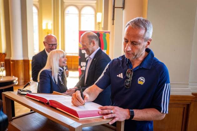 Basketball Berlin 23.06.2026 Saison 2025 2026 EasyCredit BBL 1. Bundesliga Alba Berlin ist Deutscher Meister 2026 Empfang beim Regierenden Bürgermeister von Berlin Kai Wegner im Roten Rathaus und Eintrag in das Goldene Buch der Stadt Berlin Axel Schweitzer *** Basketball Berlin, June 23, 2026; 2025–2026 Season; EasyCredit BBL 1 Bundesliga; Alba Berlin is the 2026 German Champion; Reception hosted by Kai Wegner, Governing Mayor of Berlin, at the Rotes Rathaus; and entry in the Golden Book of the City of Berlin by Axel Schweitzer,detected_source_language