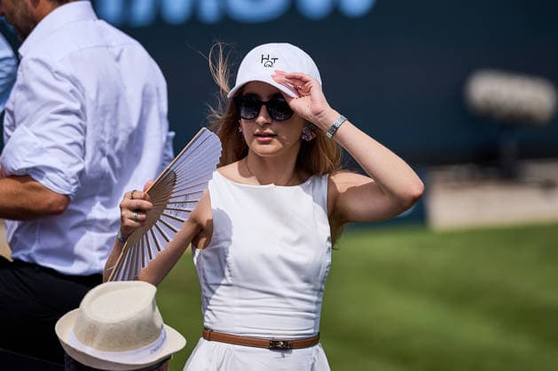 June 23, 2026, Bad Homburg, Hessen, Germany: Impressions Spectator with a fan during the BAD HOMBURG OPEN powered by SOLARWATTT- WTA500 - Womens Tennis, 23.6.2026 in Bad Homburg (Tennis-Club Bad Homburg), Germany - Photo: Tennis 2026: Bad Hombug Open - WTA500: WANG 6:3 6:4 FERNANDEZ  - ZUMAs343 20260623_zsp_s343_070 Copyright: xMathiasxSchulzx