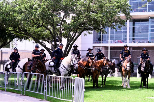 260623 Police officers on horses outside the FIFA World Cup, WM, Weltmeisterschaft, Fussball 2026 football match between Portugal and Uzbekistan on June 23, 2026 in Houston. Photo: Ludvig Thunman BILDBYRAN kod LT LT0803 fotboll football soccer fotball vm fotbolls-vm fotball-vm fotbolls-vm 2026 fifa world cup 2026 day 13 bbeng poliser ridande poliser polishästar horses police horses *** 260623 Police officers on horseback outside the 2026 FIFA World Cup soccer match between Portugal and Uzbekistan on June 23, 2026 in Houston Photo Ludvig Thunman BILDBYRAN code LT LT0803 soccer football fotball World Cup soccer World Cup 2026 FIFA World Cup 2026 Day 13 BBENG police officers mounted police policehorses police horses,detected_source_language  Copyright: LUDVIGxTHUNMAN BB260623LT010
