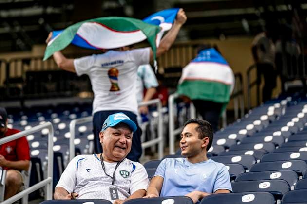 HOUSTON - Uzbekistan supporters during the 2026 World Cup at NRG Stadium on June 23, 2026, in Houston, United States. (Photo by Stefan Koops EYE4IMAGES DeFodi Images) - *** HOUSTON Uzbekistan fans during the 2026 World Cup at NRG Stadium on June 23, 2026, in Houston, United States Photo by Stefan Koops EYE4IMAGES DeFodi Images,detected_source_language