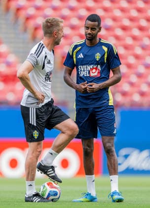 260623 Head coach Graham Potter and Alexander Isak of the Swedish national football team at a training session during day 13 of the FIFA World Cup, WM, Weltmeisterschaft, Fussball 2026 on June 23, 2026 in Dallas. Photo: Petter Arvidson BILDBYRAN kod PA PA1250 fotboll football soccer fotball vm fotbolls-vm fotball-vm fotbolls-vm 2026 fifa world cup 2026 träning practice training sverige sweden sverige a day 13 bbeng *** 260623 Head coach Graham Potter and Alexander Isak of the Swedish national soccer team at a training session on day 13 of the 2026 FIFA World Cup on June 23, 2026 in Dallas. Photo by Petter Arvidson, BILDBYRAN. Code  Copyright: PETTERxARVIDSON BB260623PA015
