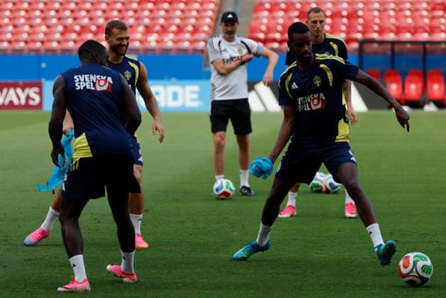 Sweden s Alexander Isak (R) takes part in a training session held at FC Dallas Stadium, in Dallas, United States, 23 June 2026. Sweden will face Japan in their 2026 FIFA World Cup, WM, Weltmeisterschaft, Fussball Group F soccer match on 26 June. 2026 FIFA World Cup - Group F - Sweden s training session !ACHTUNG: NUR REDAKTIONELLE NUTZUNG!  Copyright: xMariscalx GRAF4229 20260623-55020684829_1