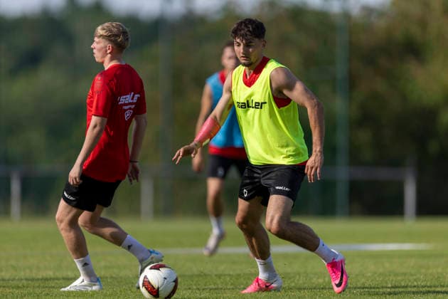 GER, Erfurt, Fussball, Trainingsstart, Trainingsauftakt, oeffentliches Training FC Rot-Weiss Erfurt im Bild v.l.: Dustin Forkel (FC Rot-Weiß Erfurt 17), Aktion mit Ball 23.06.2026, Sportzentrum Cyriaksgebreite Erfurt DFB REGULATIONS PROHIBIT ANY USE OF PHOTOGRAPHS AS IMAGE SEQUENCES AND OR QUASI-VIDEO, *** GER, Erfurt, Soccer, Start of Training, Kickoff of Training, Public Training Session of FC Rot-Weiss Erfurt in the Photo Copyright: HMBxMedia PaulxFritz