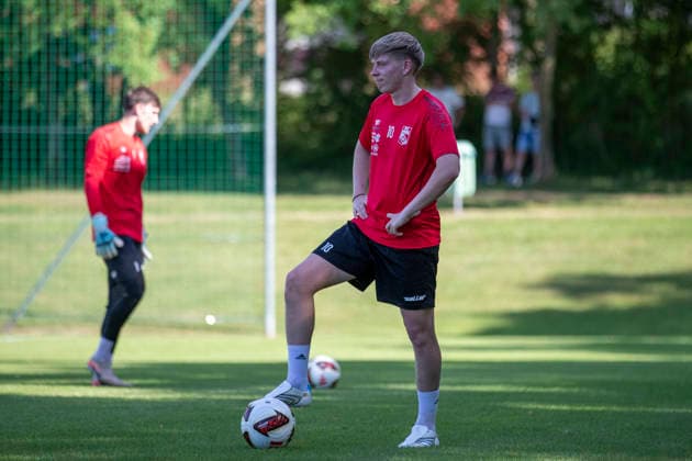 GER, Erfurt, Fussball, Trainingsstart, Trainingsauftakt, oeffentliches Training FC Rot-Weiss Erfurt im Bild v.l.: Marco Wolf (FC Rot-Weiß Erfurt 10), Aktion mit Ball 23.06.2026, Sportzentrum Cyriaksgebreite Erfurt DFB REGULATIONS PROHIBIT ANY USE OF PHOTOGRAPHS AS IMAGE SEQUENCES AND OR QUASI-VIDEO, *** GER, Erfurt, Soccer, Start of Training, Kickoff of Training, Public Training Session of FC Rot-Weiss Erfurt in the photo (from left) Copyright: HMBxMedia PaulxFritz