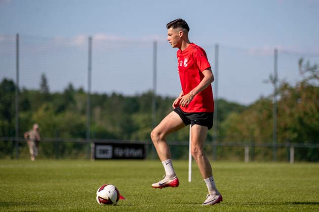 GER, Erfurt, Fussball, Trainingsstart, Trainingsauftakt, oeffentliches Training FC Rot-Weiss Erfurt im Bild v.l.: Niclas Walther (FC Rot-Weiß Erfurt 22), Aktion mit Ball 23.06.2026, Sportzentrum Cyriaksgebreite Erfurt DFB REGULATIONS PROHIBIT ANY USE OF PHOTOGRAPHS AS IMAGE SEQUENCES AND OR QUASI-VIDEO, *** GER, Erfurt, Soccer, Start of Training, Kickoff of Training, Public Training Session of FC Rot-Weiss Erfurt in the photo Copyright: HMBxMedia PaulxFritz