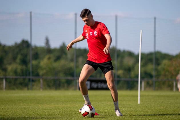 GER, Erfurt, Fussball, Trainingsstart, Trainingsauftakt, oeffentliches Training FC Rot-Weiss Erfurt im Bild v.l.: Niclas Walther (FC Rot-Weiß Erfurt 22), Aktion mit Ball 23.06.2026, Sportzentrum Cyriaksgebreite Erfurt DFB REGULATIONS PROHIBIT ANY USE OF PHOTOGRAPHS AS IMAGE SEQUENCES AND OR QUASI-VIDEO, *** GER, Erfurt, Soccer, Start of Training, Kickoff of Training, Public Training Session of FC Rot-Weiss Erfurt in the photo Copyright: HMBxMedia PaulxFritz