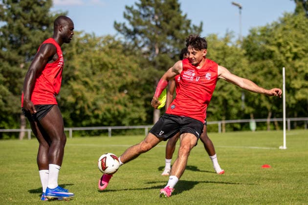 GER, Erfurt, Fussball, Trainingsstart, Trainingsauftakt, oeffentliches Training FC Rot-Weiss Erfurt im Bild v.l.: Dustin Forkel (FC Rot-Weiß Erfurt 17), Aktion mit Ball 23.06.2026, Sportzentrum Cyriaksgebreite Erfurt DFB REGULATIONS PROHIBIT ANY USE OF PHOTOGRAPHS AS IMAGE SEQUENCES AND OR QUASI-VIDEO, *** GER, Erfurt, Soccer, Start of Training, Kickoff of Training, Public Training Session of FC Rot-Weiss Erfurt in the photo (from left) Copyright: HMBxMedia PaulxFritz