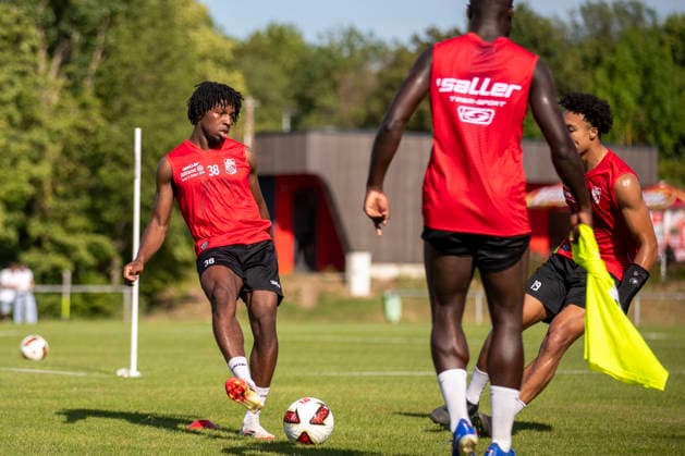 GER, Erfurt, Fussball, Trainingsstart, Trainingsauftakt, oeffentliches Training FC Rot-Weiss Erfurt im Bild v.l.: Ayooluwa Adesida (FC Rot-Weiß Erfurt 38), Aktion mit Ball 23.06.2026, Sportzentrum Cyriaksgebreite Erfurt DFB REGULATIONS PROHIBIT ANY USE OF PHOTOGRAPHS AS IMAGE SEQUENCES AND OR QUASI-VIDEO, *** GER, Erfurt, Soccer, Start of Training, Kickoff of Training, FC Rot-Weiss Erfurt Public Training Session (pictured, from left) Copyright: HMBxMedia PaulxFritz