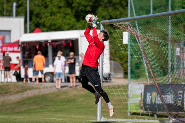 GER, Erfurt, Fussball, Trainingsstart, Trainingsauftakt, oeffentliches Training FC Rot-Weiss Erfurt im Bild v.l.: Lorenz Otto (FC Rot-Weiß Erfurt 01), haelt den Ball 23.06.2026, Sportzentrum Cyriaksgebreite Erfurt DFB REGULATIONS PROHIBIT ANY USE OF PHOTOGRAPHS AS IMAGE SEQUENCES AND OR QUASI-VIDEO, *** GER, Erfurt, Soccer, Start of Training, Kickoff of Training, Public Training Session of FC Rot-Weiss Erfurt in the photo (from left) Copyright: HMBxMedia PaulxFritz